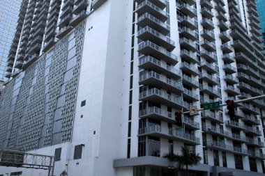 Miami şehir merkezinde bir bina.