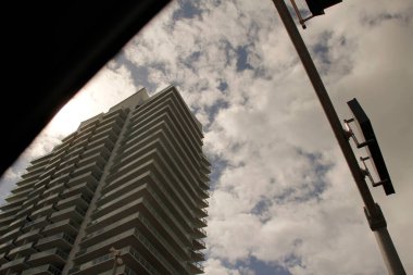 Miami şehir merkezinde bir bina.