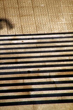 Sokakta beton merdivenler