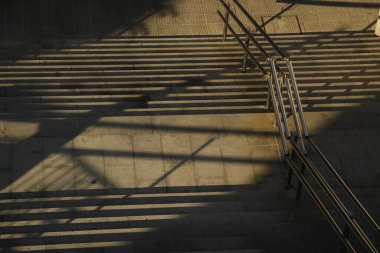 Sokakta beton merdivenler