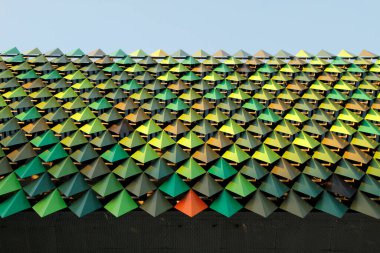 Bilbao 'da modern bir binanın cephesi