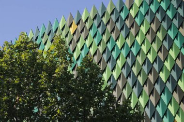 Bilbao 'da modern bir binanın cephesi