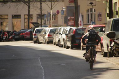 Kentsel bir ortamda bisiklet sürmek