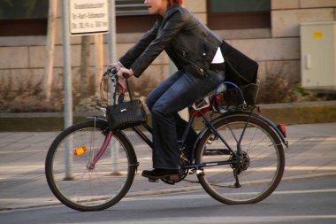 Kentsel bir ortamda bisiklet sürmek