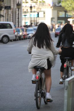 Kentsel bir ortamda bisiklet sürmek