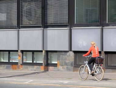 Kentsel bir ortamda bisiklet sürmek