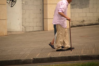 Yaşlanan insanlar sokakta uyanıyorlar.
