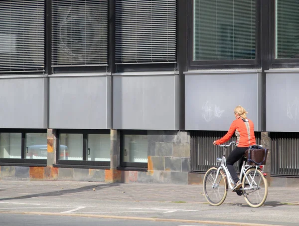 Kentsel bir ortamda bisiklet sürmek