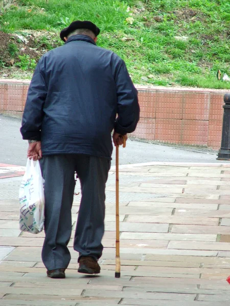 在街上醒来的老年人 — 图库照片