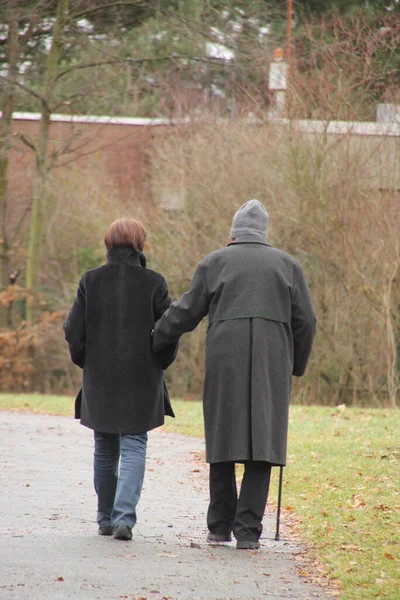 Ältere Menschen Die Auf Der Straße Aufwachen — Stockfoto