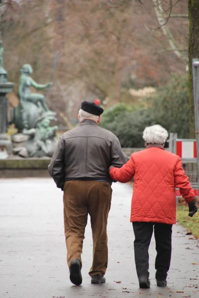 Envelhecimento Pessoas Acordando Rua — Fotografia de Stock