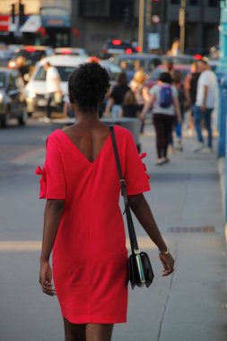 Sokakta yürüyen genç kız