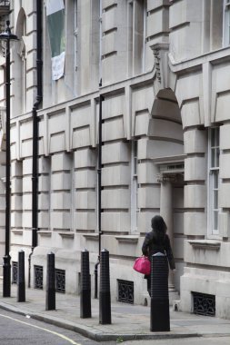 Sokakta yürüyen genç kız