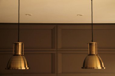 Binanın içinde lambalar var.