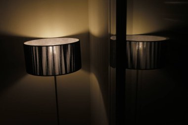 Binanın içinde lambalar var.