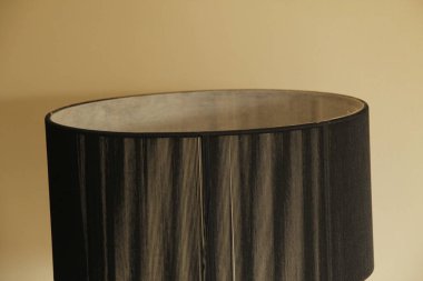 Binanın içinde lambalar var.