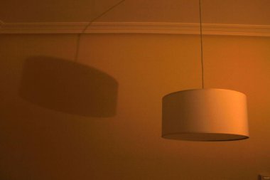 Binanın içinde lambalar var.