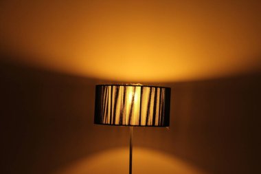 Binanın içinde lambalar var.