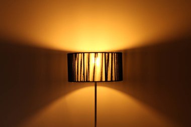 Binanın içinde lambalar var.