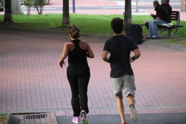 Sokakta koşucu eğitimi.