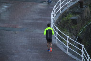 Sokakta koşucu eğitimi.