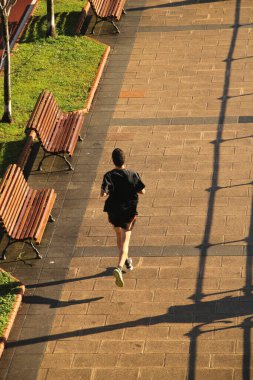 Sokakta koşucu eğitimi.