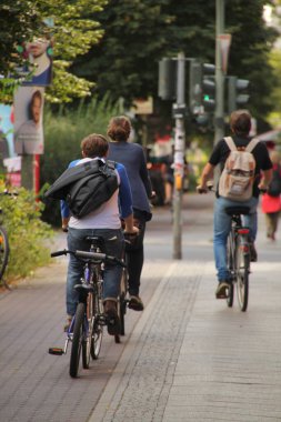 Güneşli bir günde bisiklet sürmek
