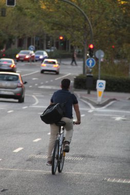 Güneşli bir günde bisiklet sürmek