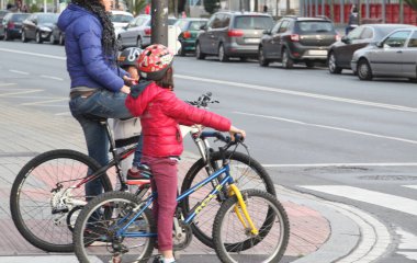 Güneşli bir günde bisiklet sürmek