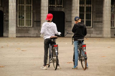 Güneşli bir günde bisiklet sürmek