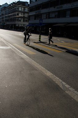 Kentsel bir ortamda bisiklet sürmek
