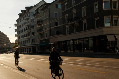 Kentsel bir ortamda bisiklet sürmek