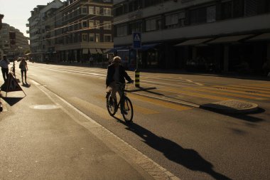 Kentsel bir ortamda bisiklet sürmek