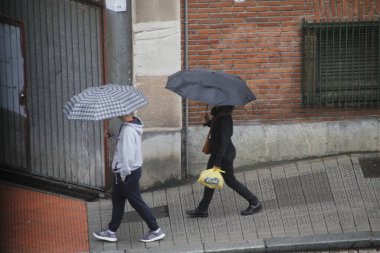 Şehirde yağmurlu bir gün