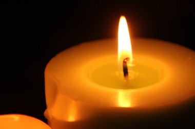 Balmumu mumlar odayı süslüyor.