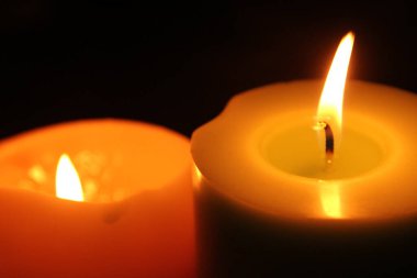 Balmumu mumlar odayı süslüyor.