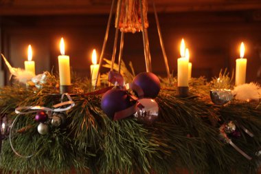 Balmumu mumlar odayı süslüyor.