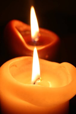 Balmumu mumlar odayı süslüyor.