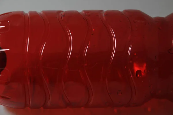 Κόκκινο Πλαστικό Μπουκάλι Λευκό Φόντο — Φωτογραφία Αρχείου