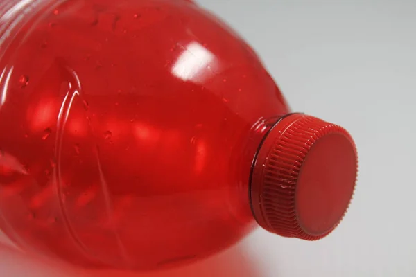 Botella Plástico Rojo Fondo Blanco — Foto de Stock