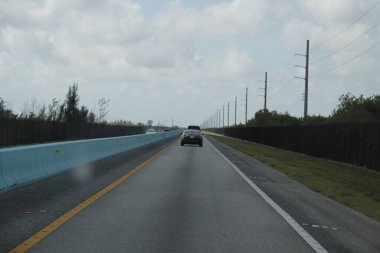 Florida yolunda araba sürüyorum.