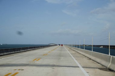 Florida yolunda araba sürüyorum.