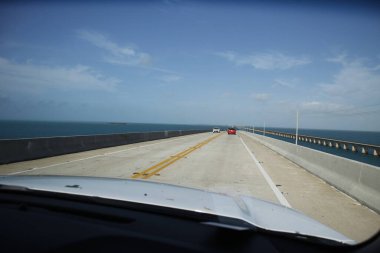 Florida yolunda araba sürüyorum.