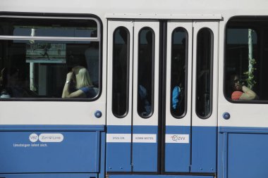 Zürih şehir merkezinde tramvay