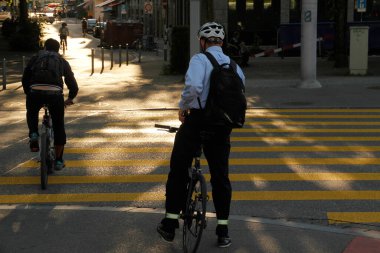 Kentsel bir ortamda bisiklet sürmek