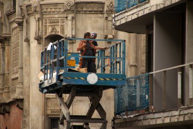 Kentsel bir çevrede inşaat alanı