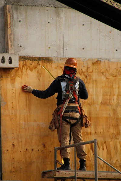 Kentsel bir çevrede inşaat alanı