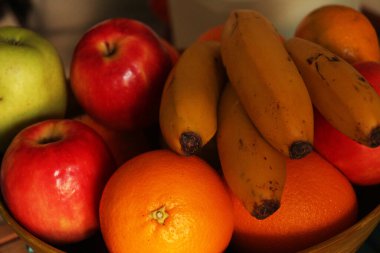 Bir kasede farklı meyveler