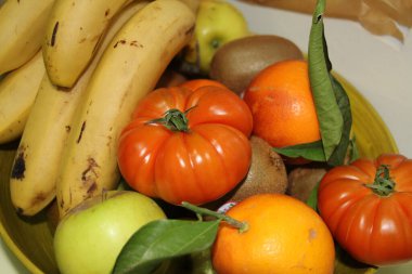 Bir kasede farklı meyveler