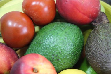 Bir kasede farklı meyveler